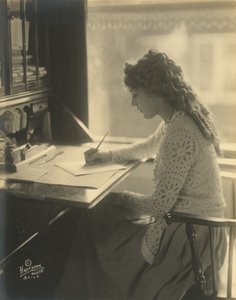 Mary Pickford schrijft aan een bureau