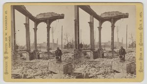 Stereofoto van een man die een kluis koelt tussen de ruïnes na de brand van Chicago in 1871, 1871 door George N. Barnard