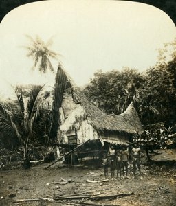 Een inheemse hut, Sariba, Brits Nieuw-Guinea, ca. 1909 door George Rose