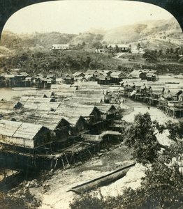 Het dorp Ela-Varia, Brits Nieuw-Guinea, ca. 1909 door George Rose