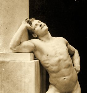 Eugen Sandow, in klassieke oude Grieks-Romeinse pose