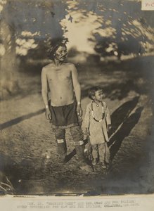 Hon. Mr. Growing Horn en zoon. (Sac en Fox Indiaan) Hoofdadviseur voor Sac en Fox Indiaan, Oklahoma, in 1873 (foto) door George W. Ingalls