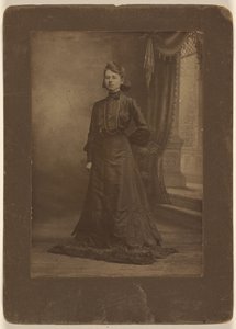 [Portret van een jonge vrouw in lange zwarte jurk, staand].