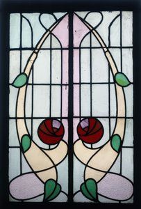 Een glas-in-lood paneel met gestileerde rozen door George Walton