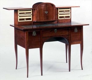 Bureau met messing inleg en beslag door George Walton
