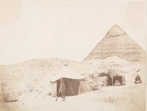 De fotograaf voor zijn tent op de locatie van de piramide van Khafre Chephren, 1851