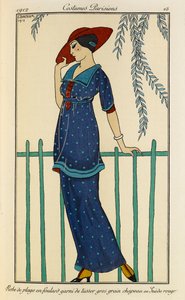 Robe de plage en foulard garni de tussor gros grain chapeau en Suède rouge. Costumes Parisiens no.15. Vrouw draagt een strandjurk en een ruwe zijden sjaal afgezet met grosgrain in gevlekt blauw en een rode hoed.