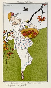 Toilette de taffetas imprime chapeau de paille. Costumes Parisiens no.179. Een vrouw draagt een zijden outfit met print en een strohoed. Ze draagt een schaal met fruit. door Georges Barbier