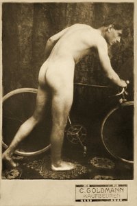 Kabinetkaart van een naakte fietser, circa 1898 door German Photographer