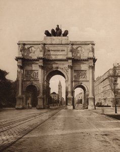 Munchen / München: Siegestor (z/w foto) door German Photographer