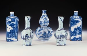 Een selectie van Frankfurt blauw-wit keramiek in Chinese stijl, inclusief twee Frankfurt blauw-witte spirit-flessen, een paar Frankfurt achthoekige Yan Yan vazen, en een Frankfurt blauw-witte dubbele kalebas vaas, ca. 1700-10