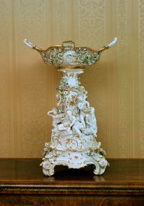 Taartstandaard met cherubijnen die de seizoenen uitbeelden, ca. 1830