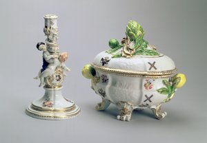 Kandelaar en gedekte schaal uit de St. Andrew Service, Meissen, 1744-5