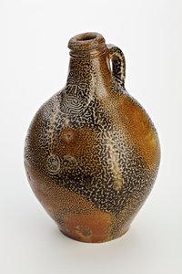 Keuls flesje versierd met een grotesk gezicht, ca. 1600-50