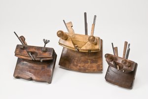 Kuipers groefschaaf, gedateerd 1735, 1842 en begin tot midden 19e eeuw