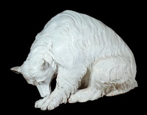 Duitse kunst: Hard porseleinen beer uit Berlijn, circa 1732 - 1735. Meissen porseleinen beeldhouwwerk. Sevres. Porselein Manufacture