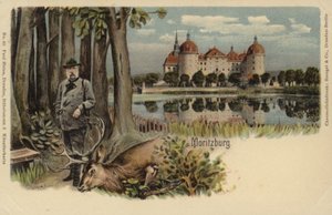 Ansichtkaart met een man met een geschoten hert met het kasteel van Moritzburg op de achtergrond door German School