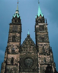 Roosvenster aan de westgevel van de St. Lorenzkerk door German School