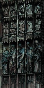 Beeldhouwwerk detail van de rechterkant van het centrale portaal, westgevel, begonnen in 1277 (steen)