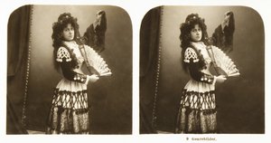 Stereoscopische kaart met een jonge vrouw in traditionele Spaanse klederdracht uit de regio Aragon, ca. 1900 (sepia foto)