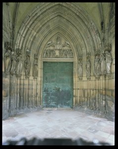 De Paradijsportaal: De Vijf Wijze Maagden en de Vijf Dwaze Maagden, zuilfiguren gesneden ca. 1250, portaal gebouwd ca. 1350
