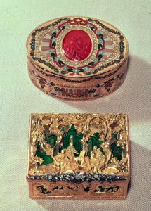 Boven: Gouden snuifdoos ingelegd met verschillende stenen met een carneool camee in het midden met amorini, mogelijk door J. C. Neuber uit Dresden. Onder: Gouden snuifdoos met groepen figuren te midden van rococo krullen