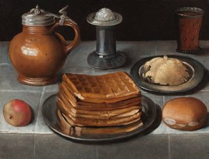 Wafels en boter op tinnen borden met een appel, broodje, kruik, staand zout en een bierglas met prunts op een met doek bedekte tafel