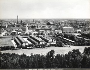 Panoramisch uitzicht op Bologna met enkele fabrieken.