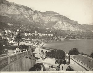 Panoramisch uitzicht op Montecarlo in Monaco. De scène toont verschillende voorbijgangers; links zien we een close-up van een marmeren balustrade