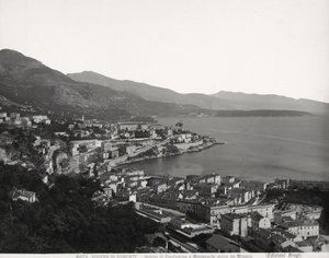 Uitzicht op Condamine en Montecarlo, twee bevolkte steden met uitzicht op zee. De foto is genomen vanuit Monaco