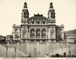 Uitzicht op de gevel van het Montecarlo Theater, ontworpen door Charles Garnier. Monaco door Giacomo Brogi