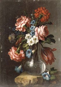 Rozen, tulpen, winde en andere bloemen in een glazen vaas