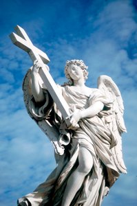Engel die een kruis draagt, van de Ponte St Angelo, Rome, Italië door Gian Lorenzo Bernini