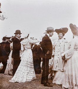 Elegante mensen renden in galop, Cascine Park, Florence door Giorgio Enrico (attr.to) Levi