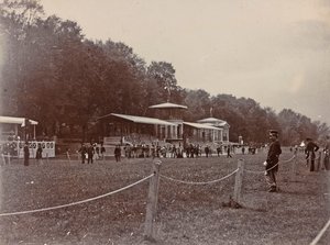 Politieagent op een renbaan tijdens een paardenrace