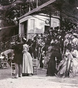 Toeschouwers in de tribunes bepalen de uitkomst van een renbaan in het Cascine Park: de gravin Pucci, gravin Cellesi, de afgevaardigde Filippo Torrigiani, graaf Paszkowski, de vrouw van de Griekse consul, de markiezin Mannelli met dochters, graaf S. Albano