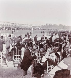 Toeschouwers renbaan in het Cascine Park: Generaal Pralormo, Neri Corsini, Alberto Rignano, Gennaro Placci, gravin Maud Ricci, gravin van Perkenstein door Giorgio Enrico (attr.to) Levi