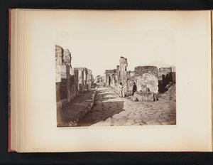 Gezicht op de Strada di Salustio te Pompeï, Italië door Giorgio Sommer (attributed to)