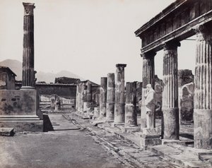 Oostelijke zuilengang van de Tempel van Venus Pompeiiana in Pompeii door Giorgio Sommer