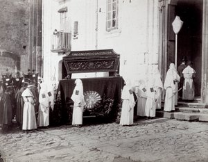 Begrafenisstoet van de Congregatie van San Francesco in Napels. Op de voorgrond, voor een kerk, begeleiden talrijke 