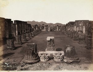 Algemeen uitzicht op de Basiliek, oostzijde, Pompeii door Giorgio Sommer