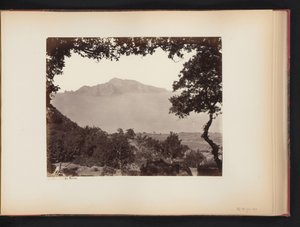 Gezicht op Capri vanaf het vasteland, Italië door Giorgio Sommer
