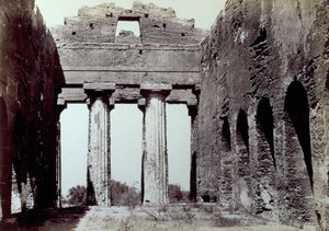 Interieur van de Tempel van de Concordia in de Vallei van de Tempels in Agrigento. Op de voorgrond twee Dorische zuilen; aan de zijkanten een gebogen perimeterwand