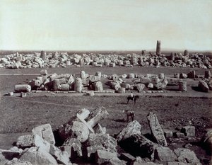 Panorama van de overblijfselen van de Tempel van Minerva en de Tempel van Apollo in Selinunte. Er is een man te paard tussen de ruïnes van de archeologische site door Giorgio Sommer