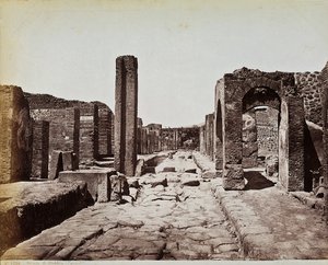 Structurele ruïnes langs de Strada di Stabia, op de archeologische site van Pompeii