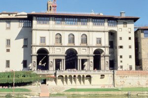 Gevel van de Uffizi-galerij aan de Arno