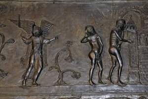 Ottoonse kunst: Adam en Eva verdreven uit het paradijs. Rond 1015. Beeldhouwwerk op een van de bronzen deuren van de Kathedraal Sint-Maria in Hildesheim (Duitsland). door Phillipe de Marlier