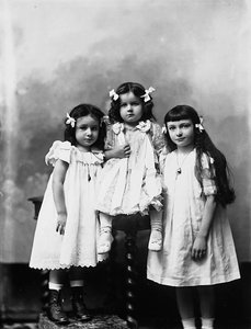 Portret in studio van drie kinderen