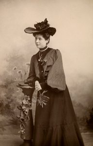 Portret van elegante dame met hoed