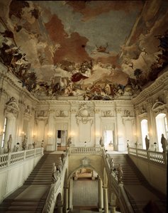 Uitzicht op de Grote Trap en plafond gedecoreerd door Giovanni Battista (Giambattista) Tiepolo (1696-1770), die de Allegorie van de Vijf Continenten vertegenwoordigt. 1753 Paleis van Würzburg gerealiseerd door architect Johann Balthasar Neumann (1687-1753) door Giovanni Battista Tiepolo
